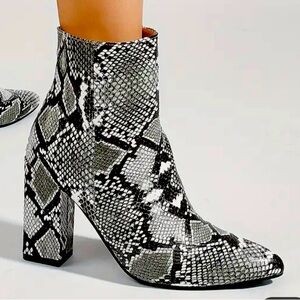New NIB Snake print Pointed toe Ankle Boots 8.5US 39EU booties zipper block heel